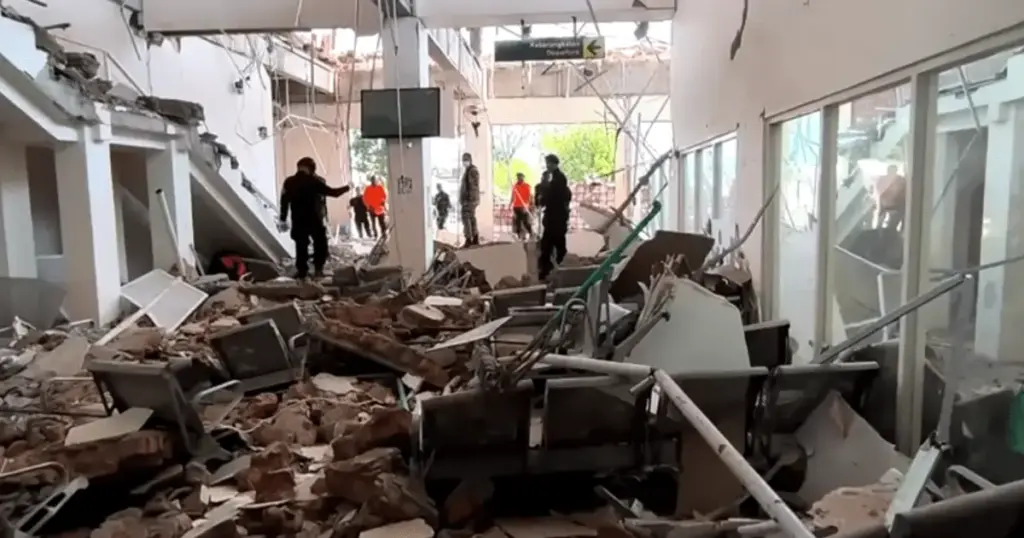 Buscas por sobreviventes continuam após forte terremoto na Indonésia