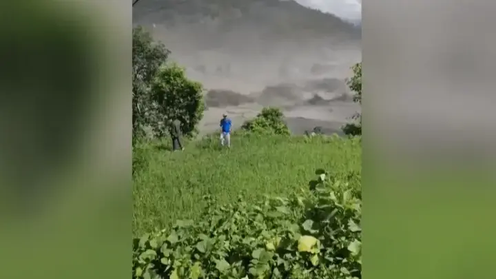 Vídeo: Moradores do Nepal gritam em meio a correnteza causada por enchente