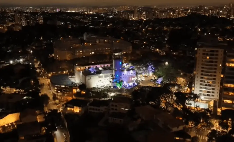 Repórter é agredido por cinegrafista antes de debate entre candidatos