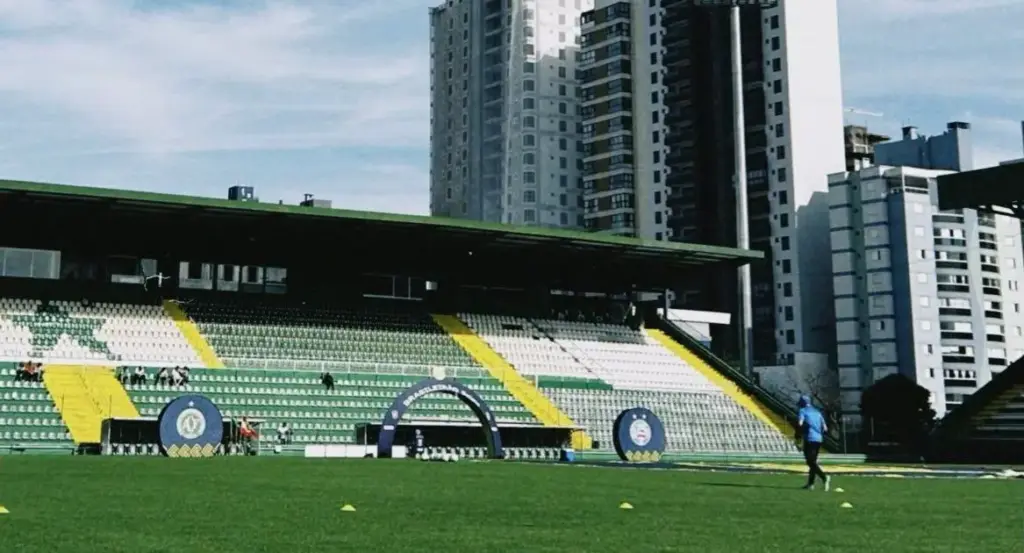 Chapecoense x Bahia: escalações e onde assistir ao jogo do Brasileirão