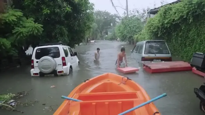 Chuvas de monção nas Filipinas inundam casas e deixam estradas submersas
