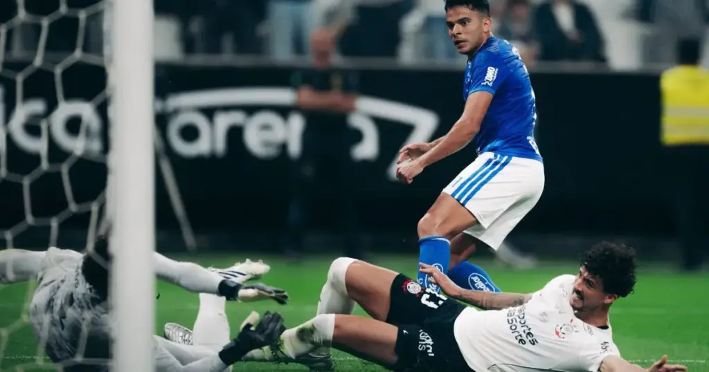 Cruzeiro vence Corinthians e se aproxima do G4 do Brasileirão