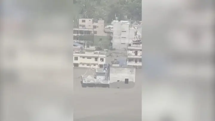 Imagens mostram dificuldade no resgate de vítimas das enchentes no Nepal
