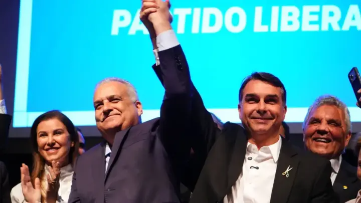 Análise: Flávio troca tom moderado por confronto com Lula e o PT