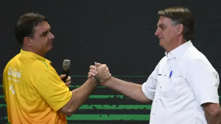 Flávio tenta ampliar eleitorado ao reforçar trajetória além do pai