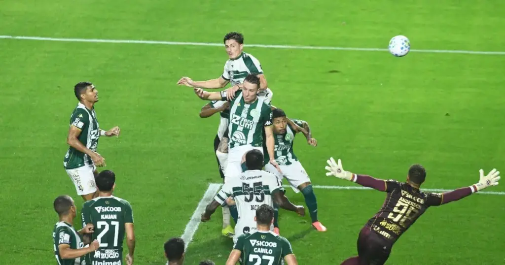 Brasileirão: Coritiba vence Chapecoense e se aproxima do G5