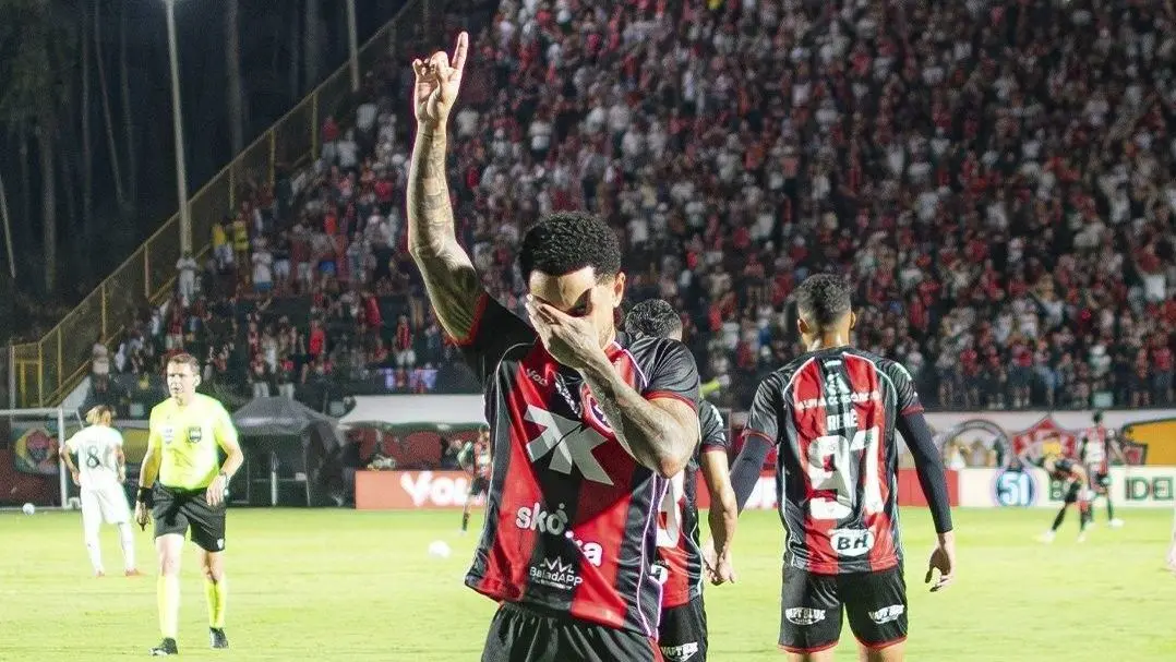 Debaixo de muita chuva, Vitória supera o Botafogo por 1 a 0 no Barradão