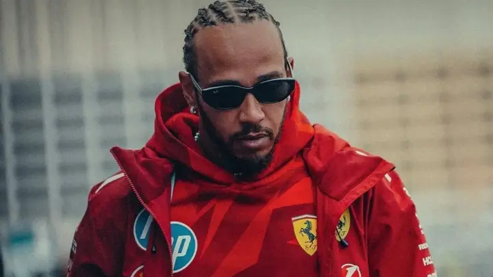 Hamilton admite exagero em críticas à Ferrari: “Não fui eu mesmo”