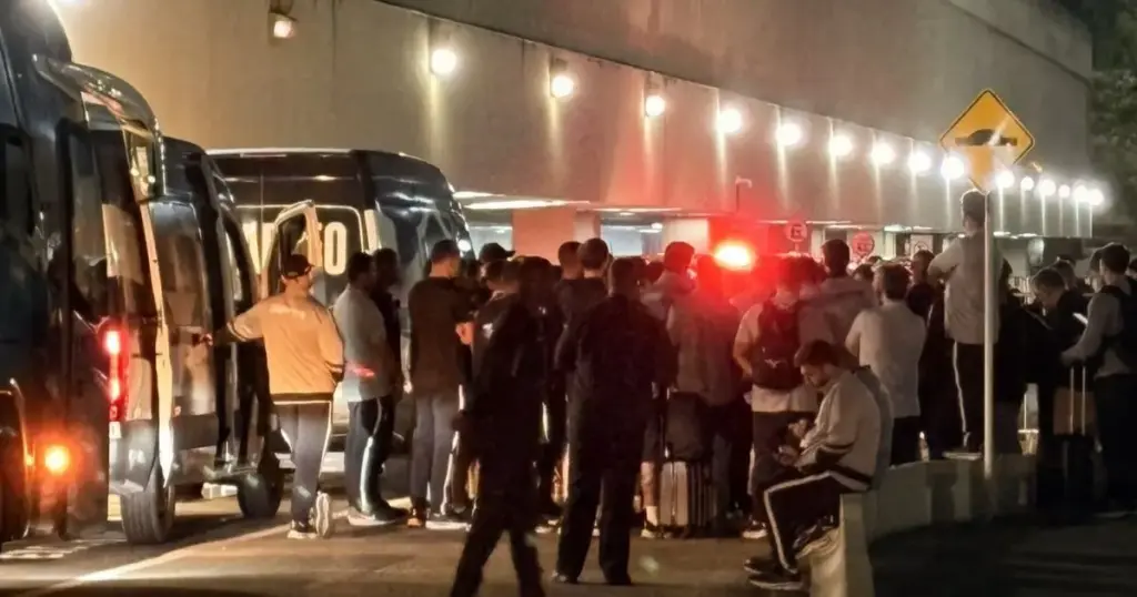 Organizada do Botafogo faz cobranças no aeroporto e pede a saída do técnico