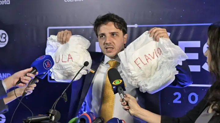 Na chegada ao debate, Renan critica Lula e Flávio por ausência no encontro