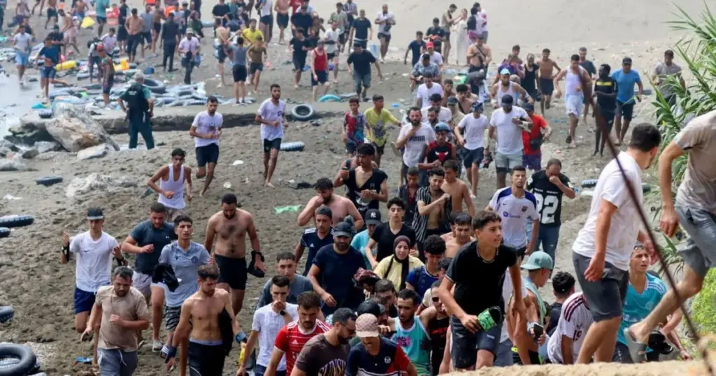 Centenas de imigrantes acampam em Ceuta após travessia em massa