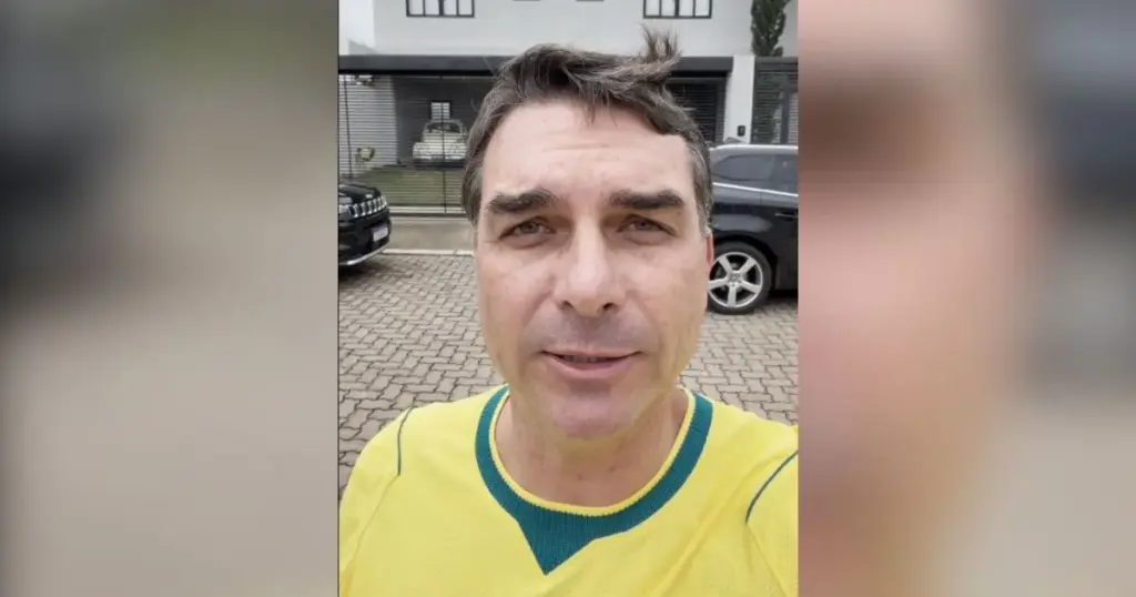Flávio come pão com leite condensado para reforçar associação a Bolsonaro