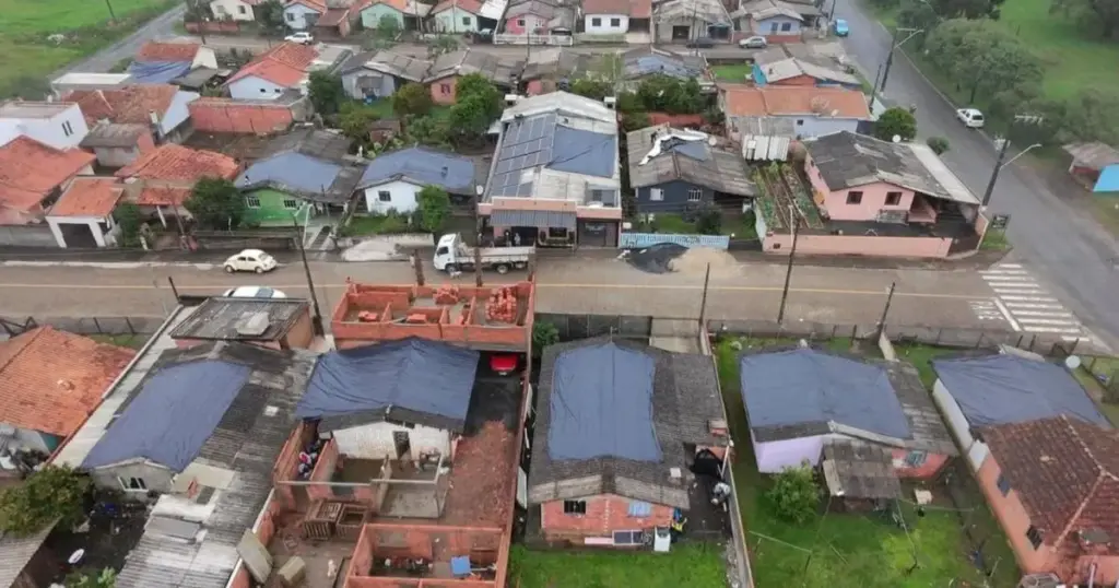 Chuva forte deixa um morto e causa estragos em ao menos 10 cidades de SC