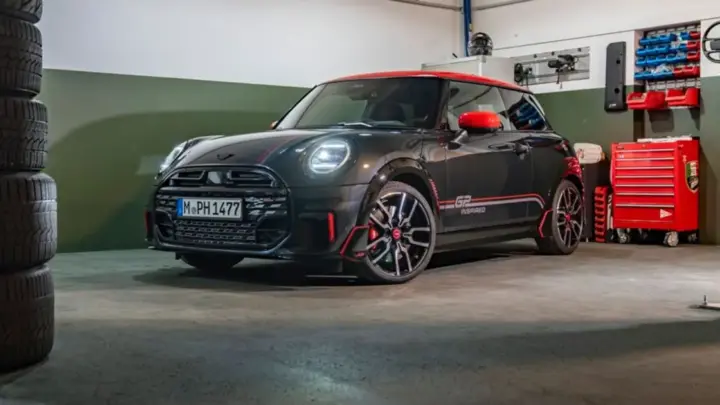 MINI lança série limitada JCW GP Inspired por R$ 390 mil no Brasil