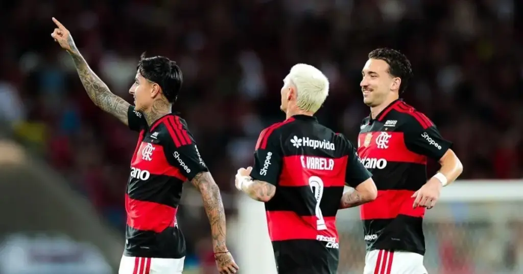 Flamengo vence o Vitória e vê distância para o líder Palmeiras diminuir