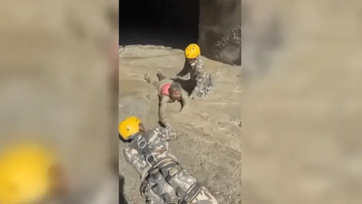 Corrida contra o tempo busca trabalhadores presos em túneis no Nepal