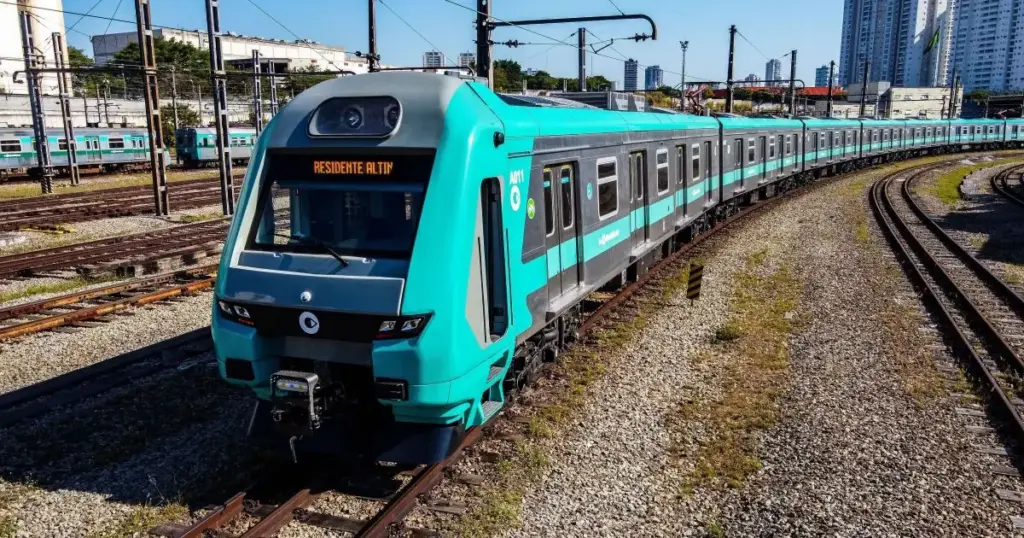 Trem descarrila perto da Estação Júlio Prestes em São Paulo