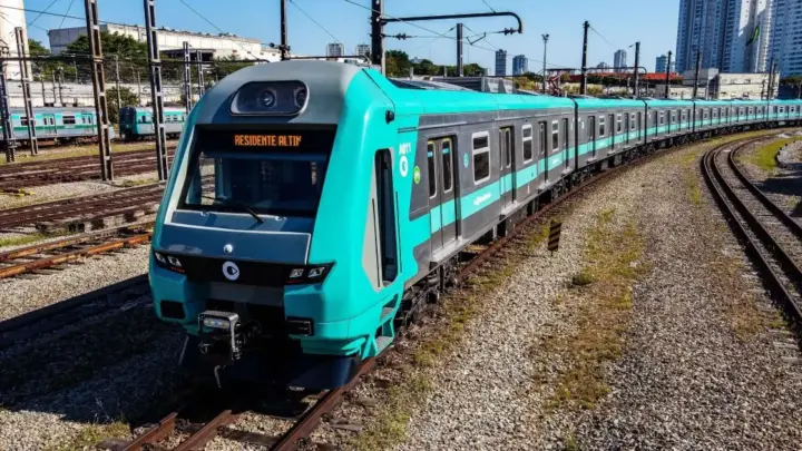 Trem descarrila perto da Estação Júlio Prestes em São Paulo