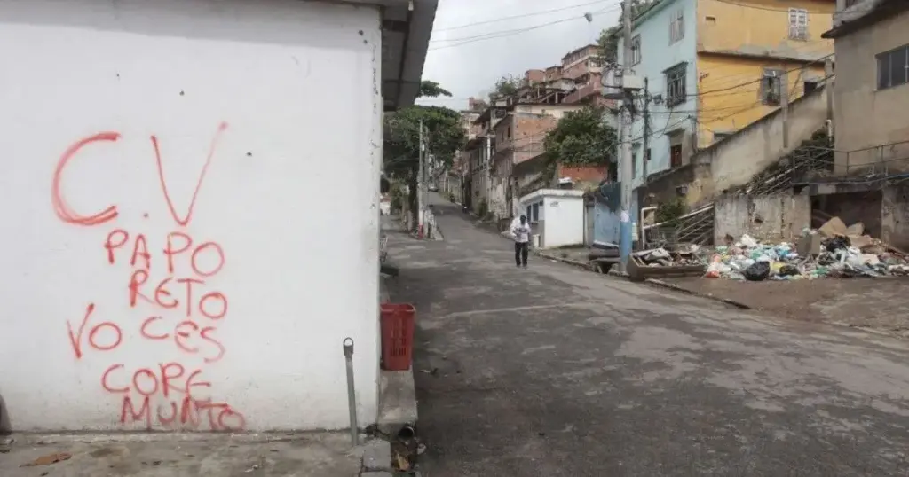 Polícia tenta prender dezenas de integrantes do CV em operação no Rio