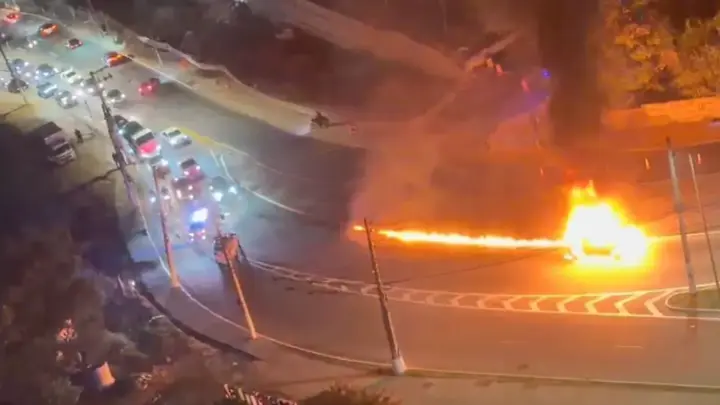 Carro pega fogo na Zona Norte de SP e deixa rastro de chamas; veja vídeo