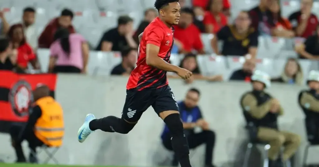 Justiça condena Léo Derick, jogador do Athletico-PR, a 13 anos por estupro