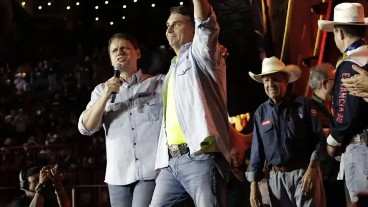 Tarcísio chama Flávio de “herdeiro” do projeto de Bolsonaro