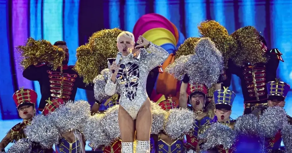 Xuxa volta a falar sobre críticas ao figurino de seus shows: “botei meia”