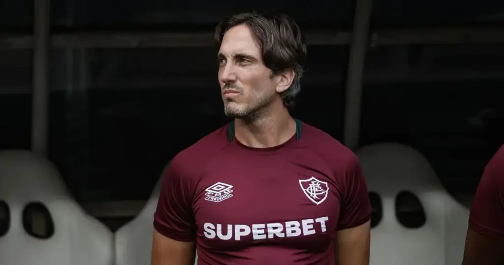 Jogador do Fluminense posta emoji de agradecimento após saída de Zubeldía