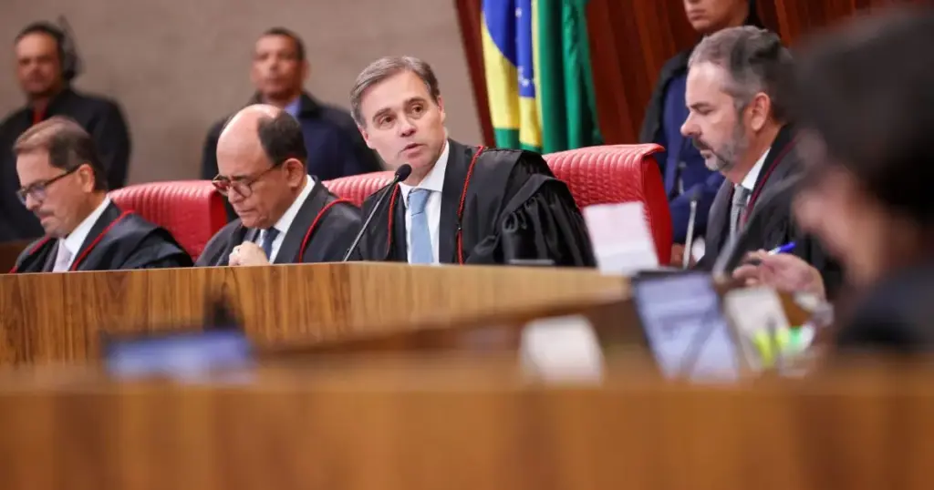 Mendonça manda tirar do ar 12 posts com IA contra Flávio Bolsonaro
