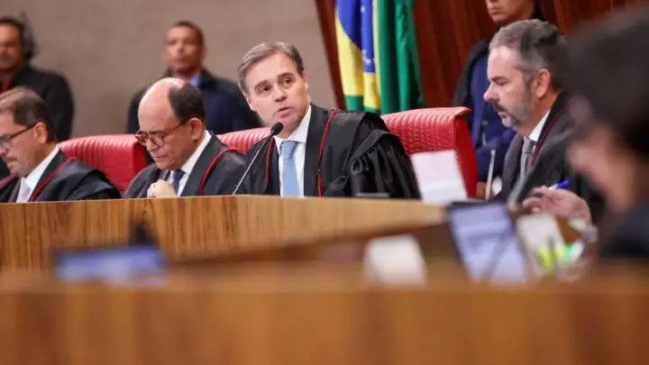 Mendonça manda tirar do ar 12 posts com IA contra Flávio Bolsonaro