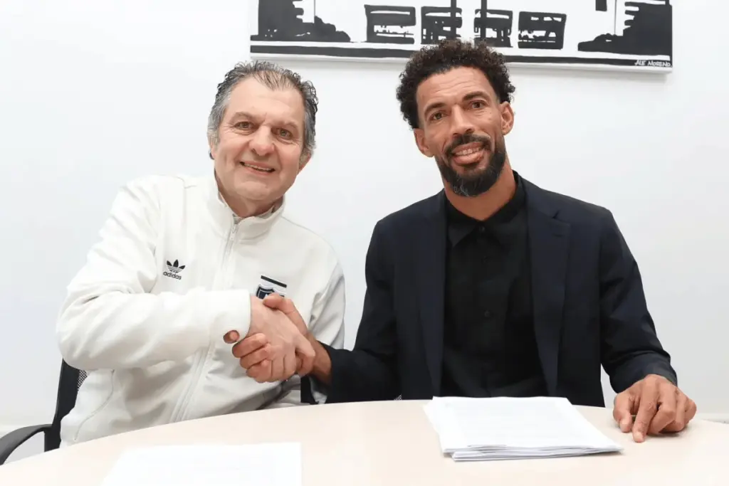 Após sumiço e suspense, goleiro Vozinha assina contrato com Colo-Colo