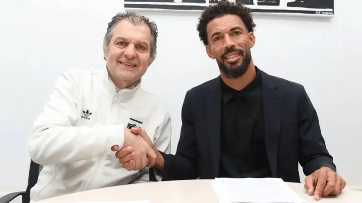 Após sumiço e suspense, goleiro Vozinha assina contrato com Colo-Colo
