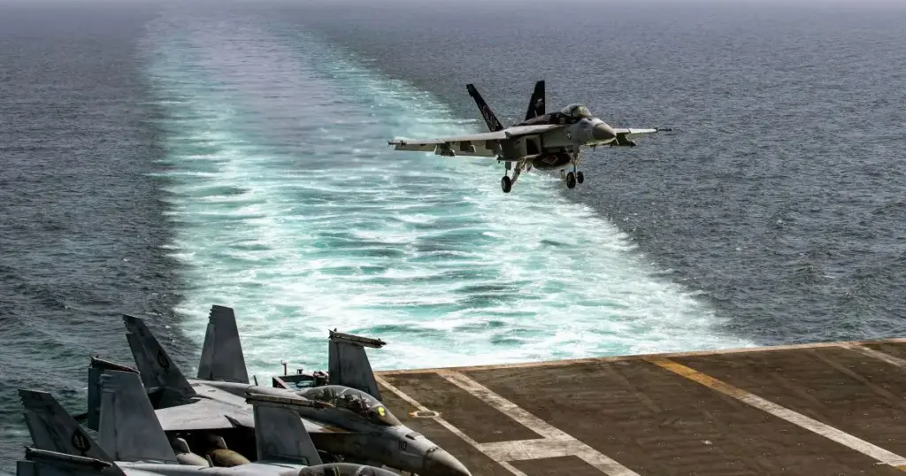 Entenda a crise que envolve marinheiros pulando de porta-aviões dos EUA