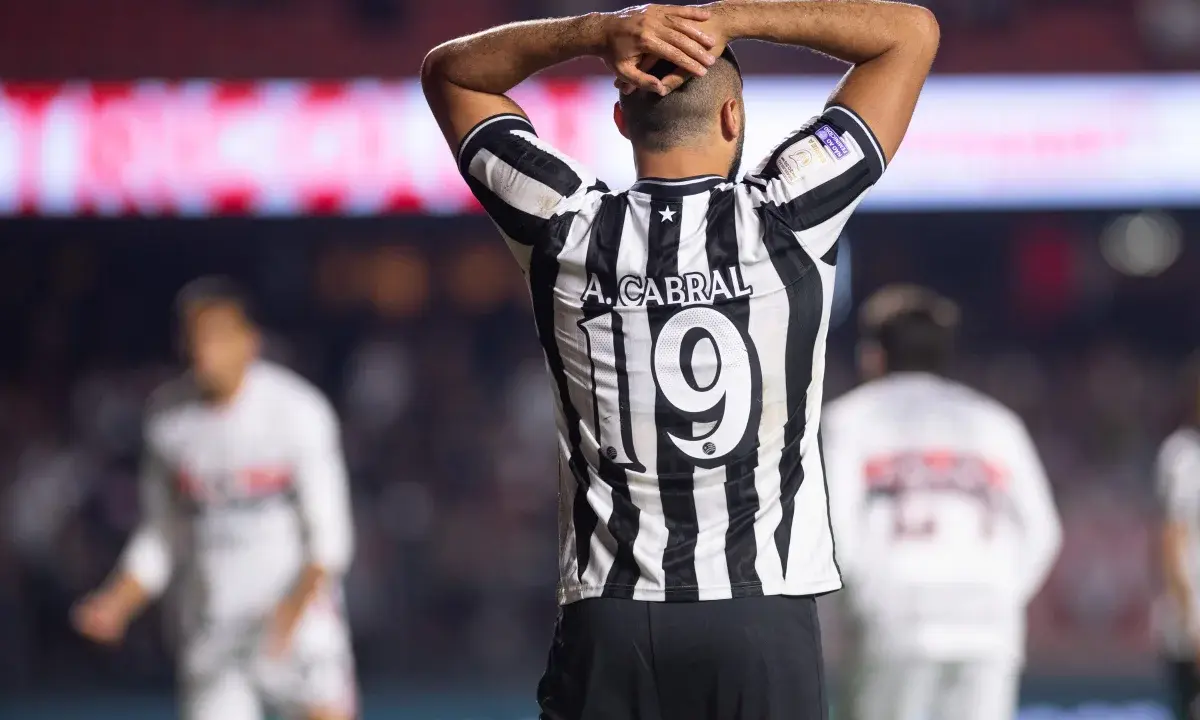 Arthur Cabral é o primeiro jogador expulso pela Lei Vini Jr. no Brasil