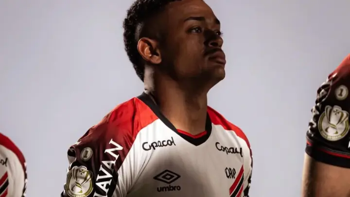 Athletico-PR não comentará caso de Léo Derik, condenado por estupro