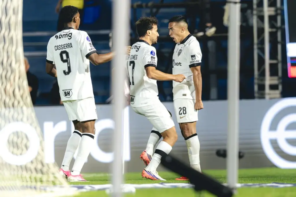 Atlético vence Bragantino e abre vantagem nas oitavas da Sul-Americana