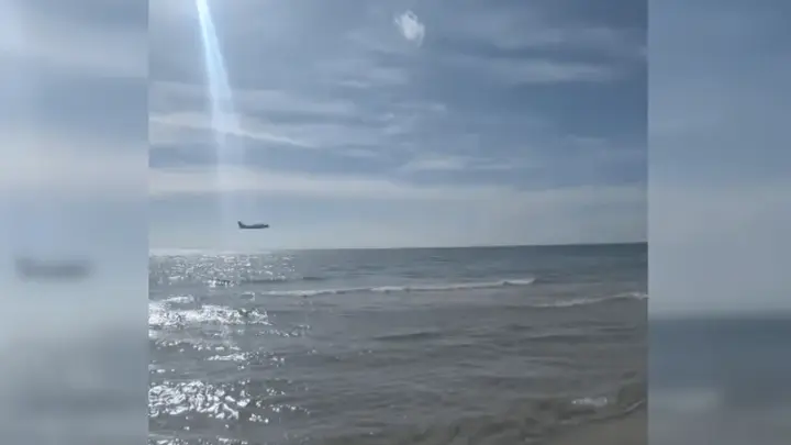 Veja momento em que avião faz pouso forçado na água em praia dos EUA
