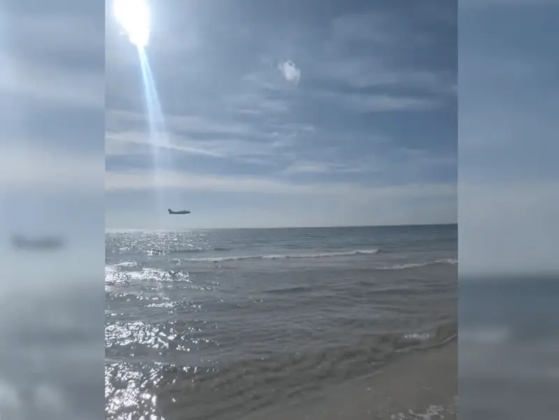 Veja momento em que avião faz pouso forçado na água em praia dos EUA
