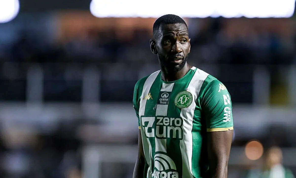 Bolasie brinca em vídeo-chamada com atletas do Cruzeiro após cirurgia