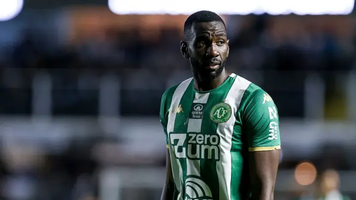 Bolasie brinca em vídeo-chamada com atletas do Cruzeiro após cirurgia