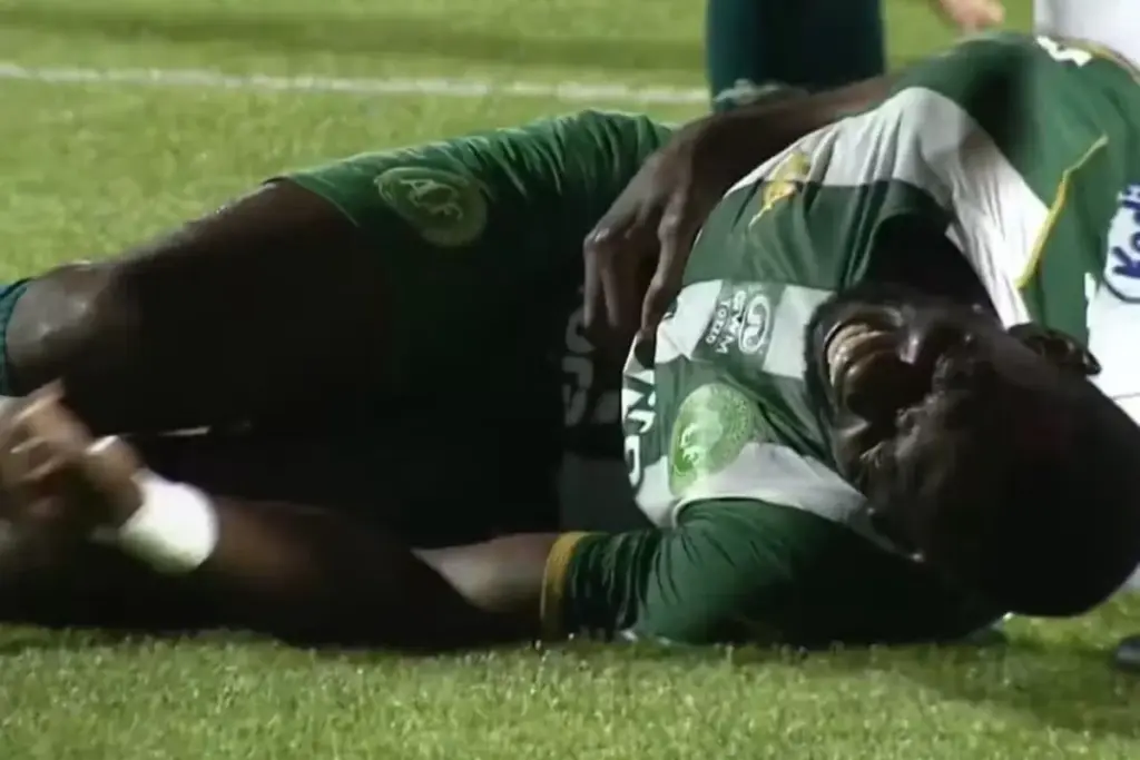 Bolasie é internado com lesão no pâncreas após choque em jogo