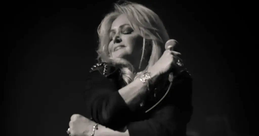 Funeral de Bonnie Tyler: fãs se despedem da cantora no País de Gales