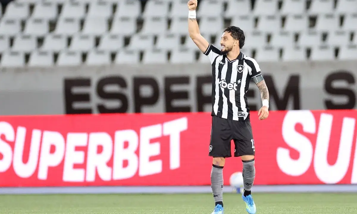 Botafogo anuncia renovação de contrato com Alex Telles