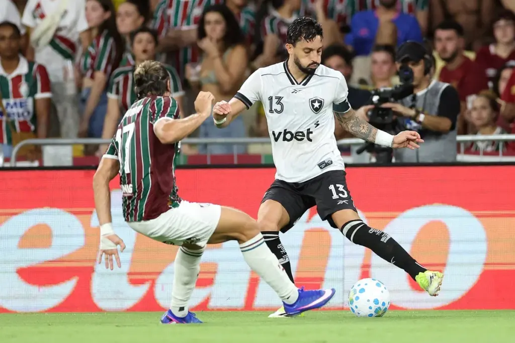 Botafogo e Fluminense se enfrentam em clássico vital para as equipes
