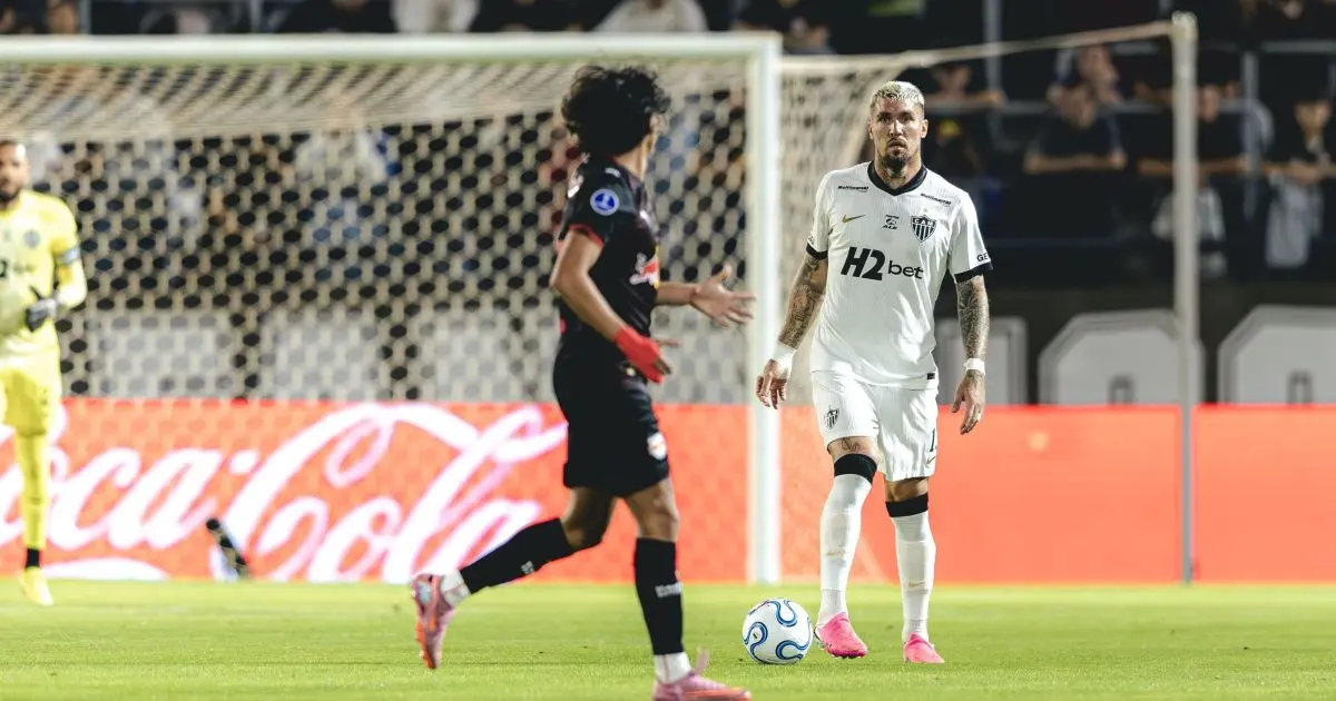 Titular do Atlético-MG sente dores e é substituído contra o RB Bragantino