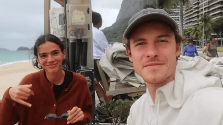 Bruna Marquezine e Shawn Mendes surgem dançando em vlog da irmã do cantor