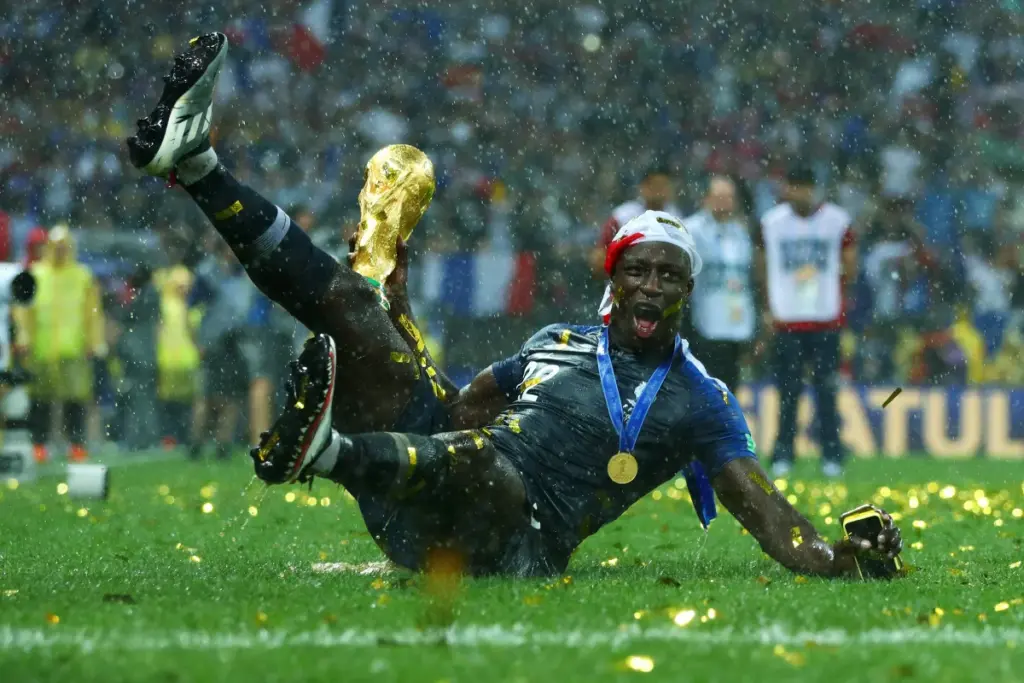 Campeão do mundo com a França coloca réplica da taça à venda em leilão
