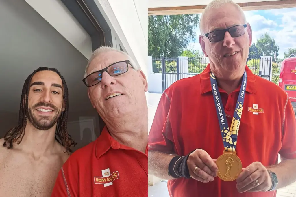 Carteiro posa com medalha da Copa do Mundo após fazer entrega a Cucurella