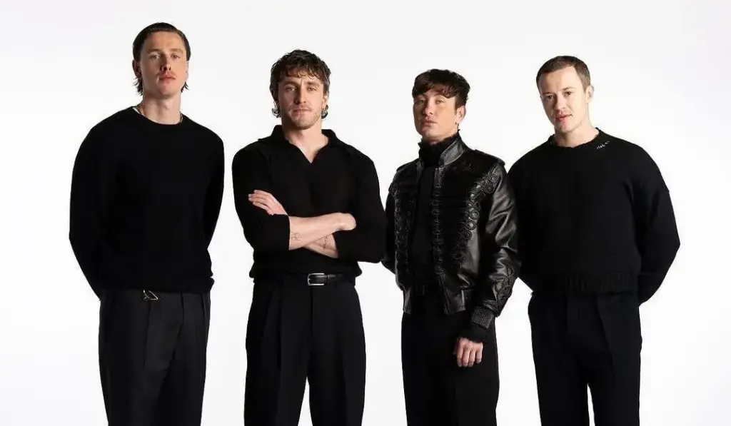 Beatles: atores de cinebiografia são flagrados recriando capa icônica