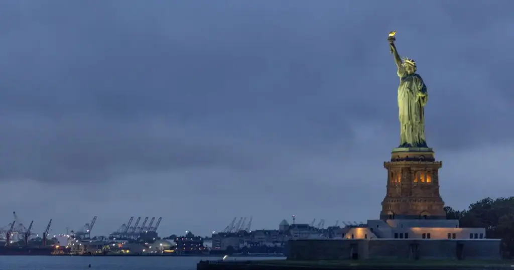 Barco ilegal vira próximo à Estátua da Liberdade e mata mãe e filha nos EUA